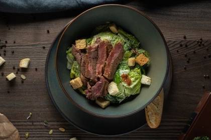 Cezario salotos su grill jautiena