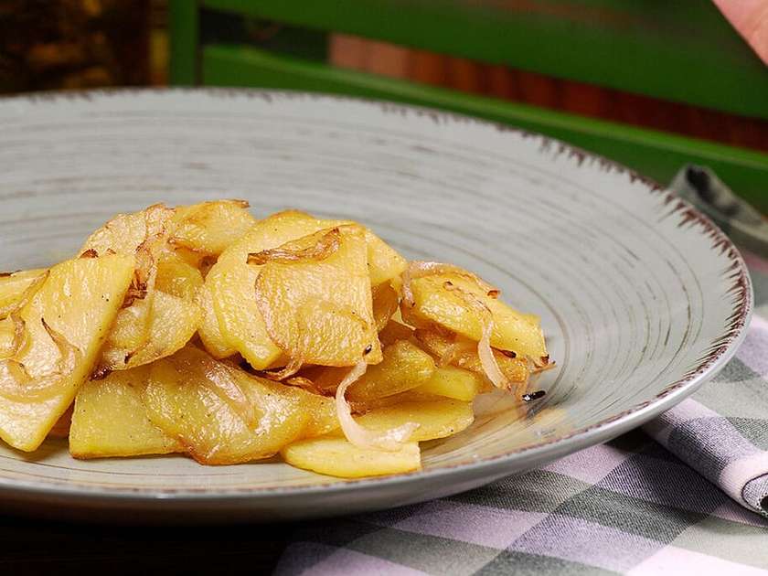 Potatoes with onions in a crispy crust