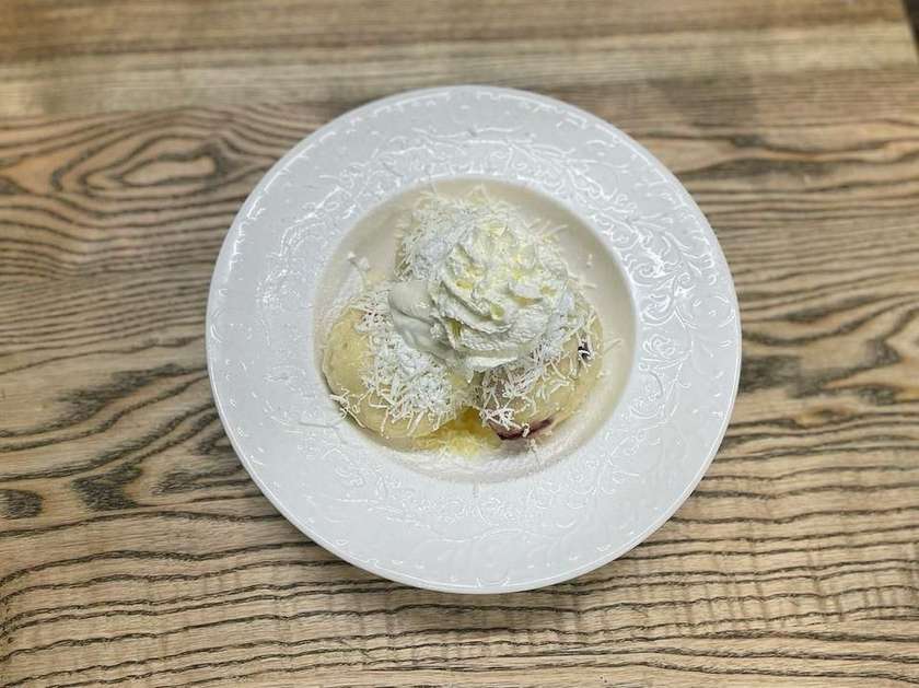 3ks Borůvkové knedlíky se zakysanou smetanou, cukrem a šlehačkou