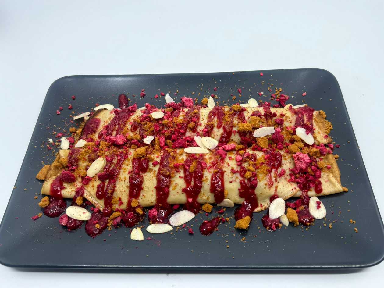 Palacinky s Lotus karamelovým krémom, preliate malinovou redukciou