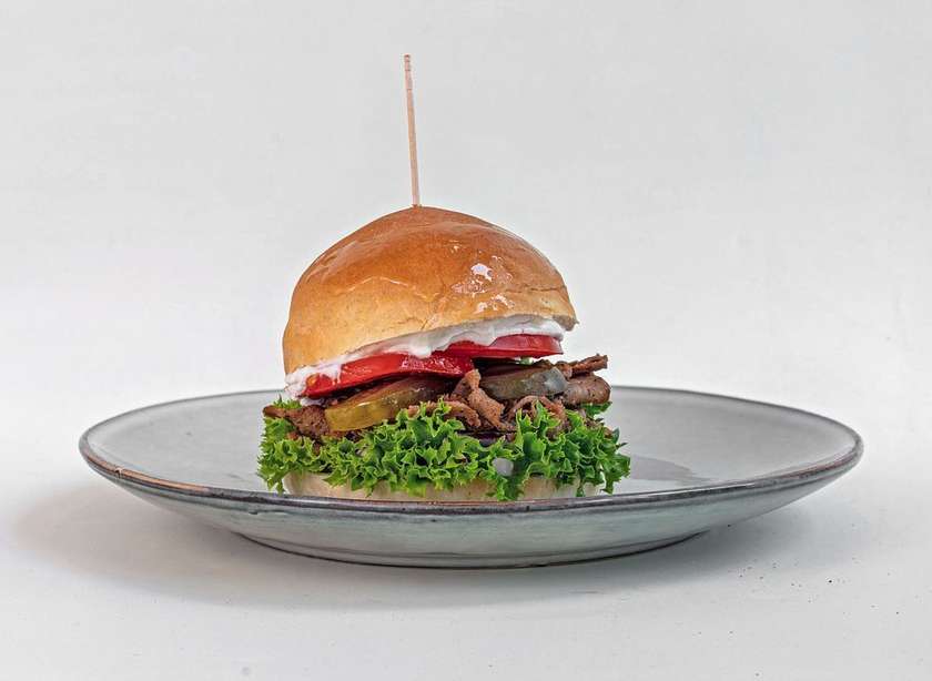 Pulled seitan burger