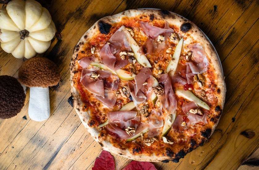 Taleggio e Prosciutto Pizza