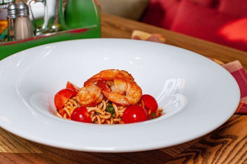 Spaghetti with shrimp in tomato-basil sauce