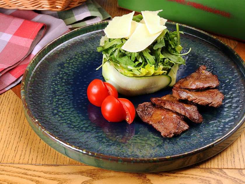Warm salad with veal and Parmesan cheese