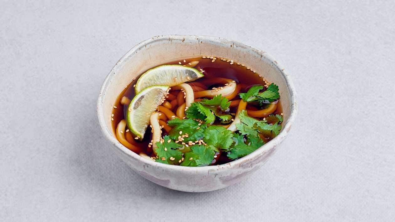 Zupa kolendrowa z makaronem udon
