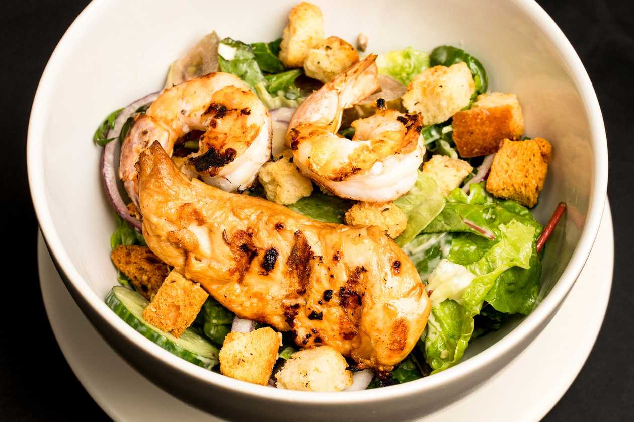 Cozy Cezario salotos su vištiena ir keptomis karališkomis krevetėmis