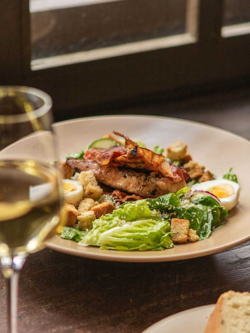 Cozy Cezario salotos su keptais vištienos gabaliukais, šonine ir virtu kiaušiniu