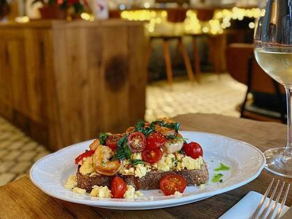 Scrambled eggs with shrimp on toast