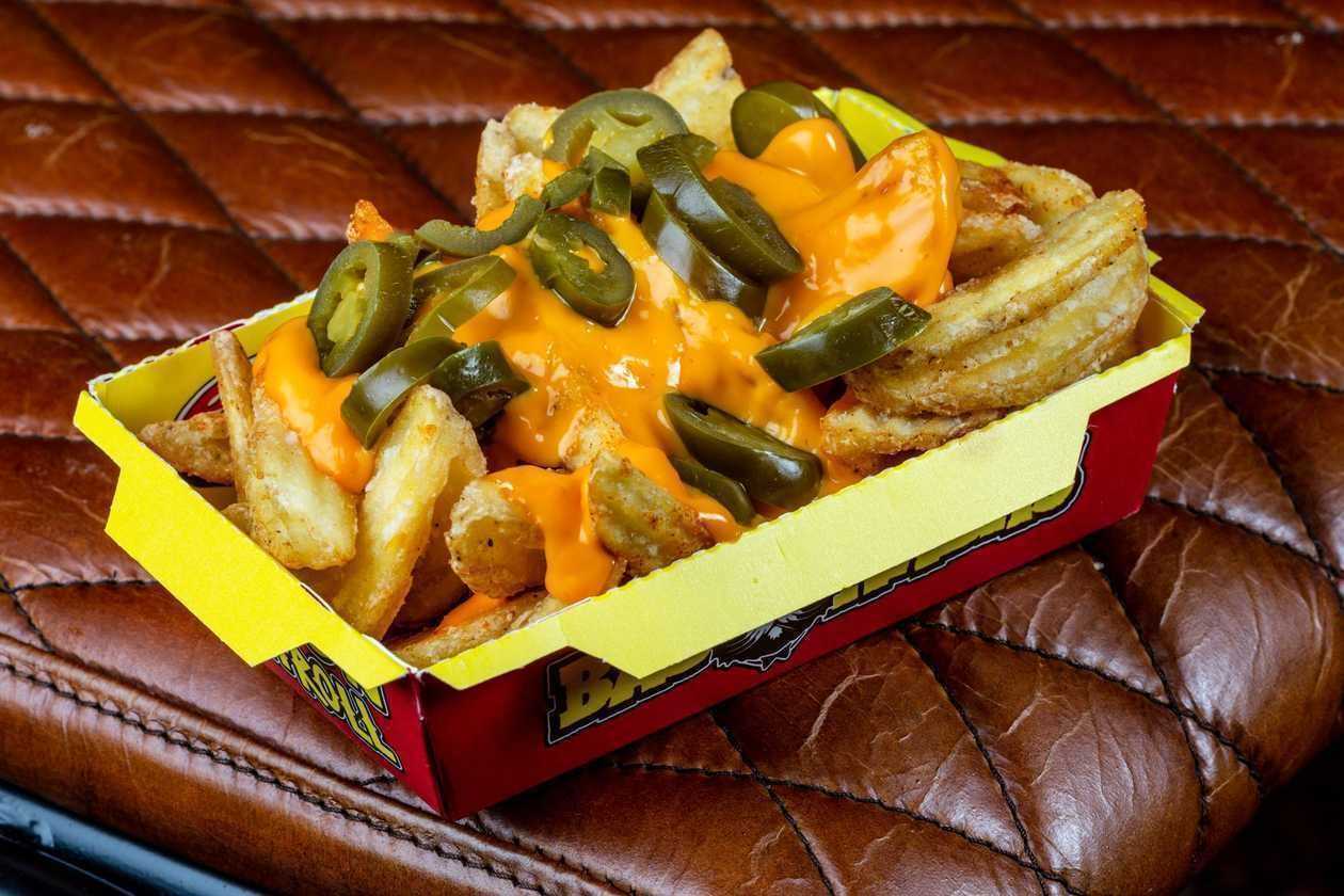 Картофель фри с чеддером и халапеньо