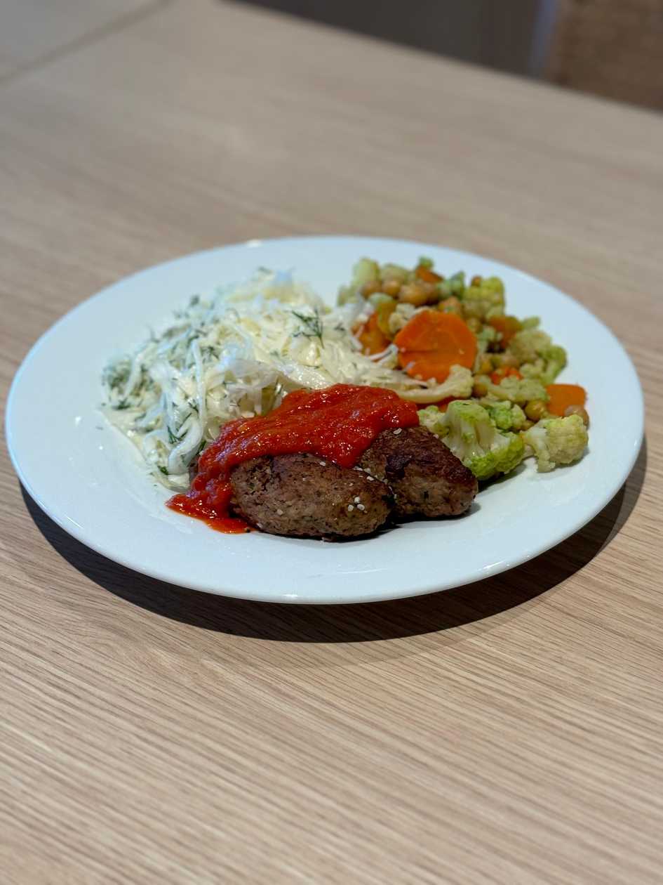 Teļa gaļas kebabi rīvētu burkānu un sīpolu mērcē