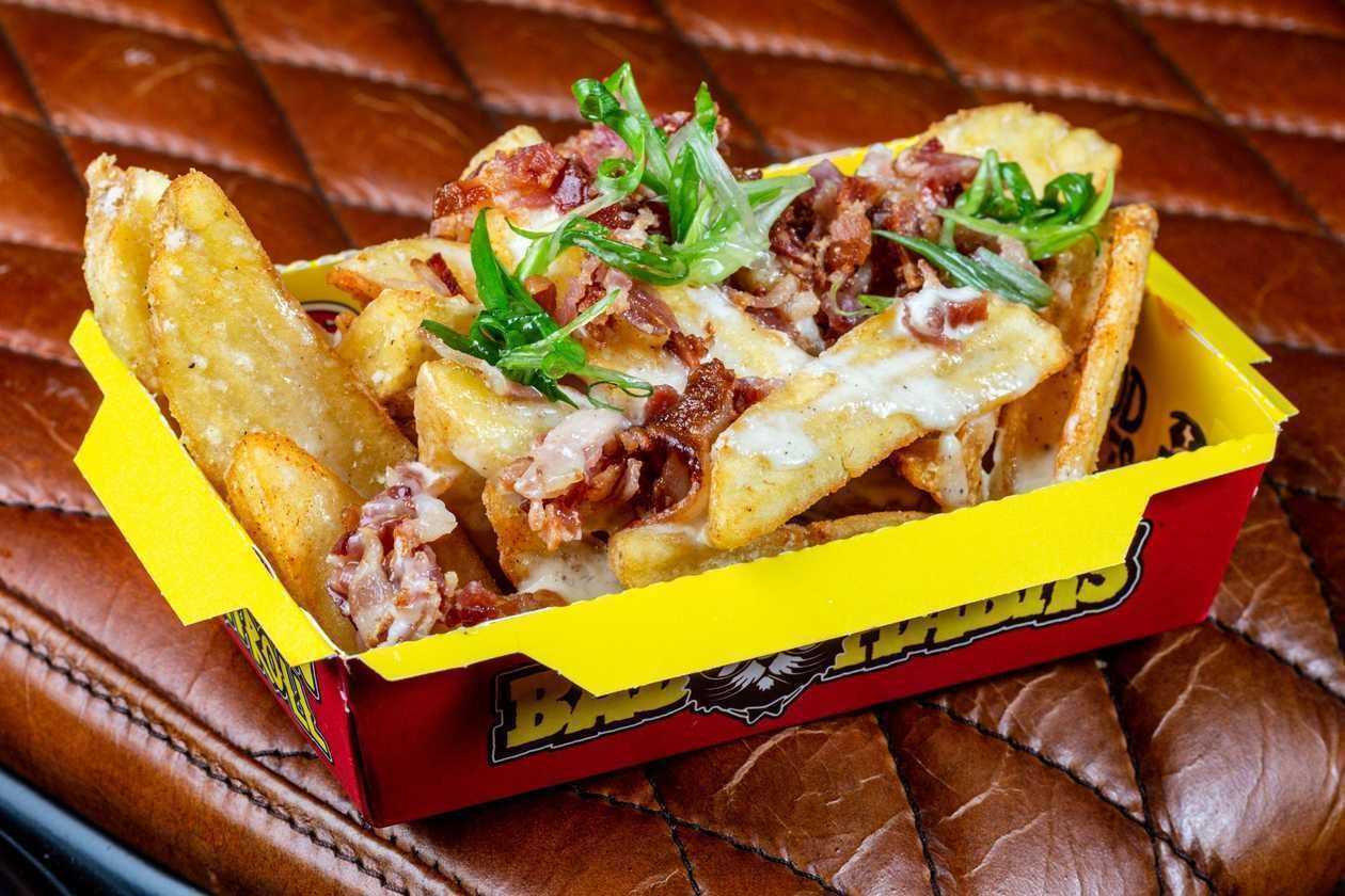 Картофель фри с беконом и голубым сыром