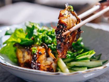 Poke with eel, avocado and nut sauce