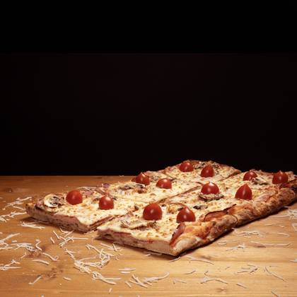 Pizza LUCA cu sunca si ciuperci - Felie