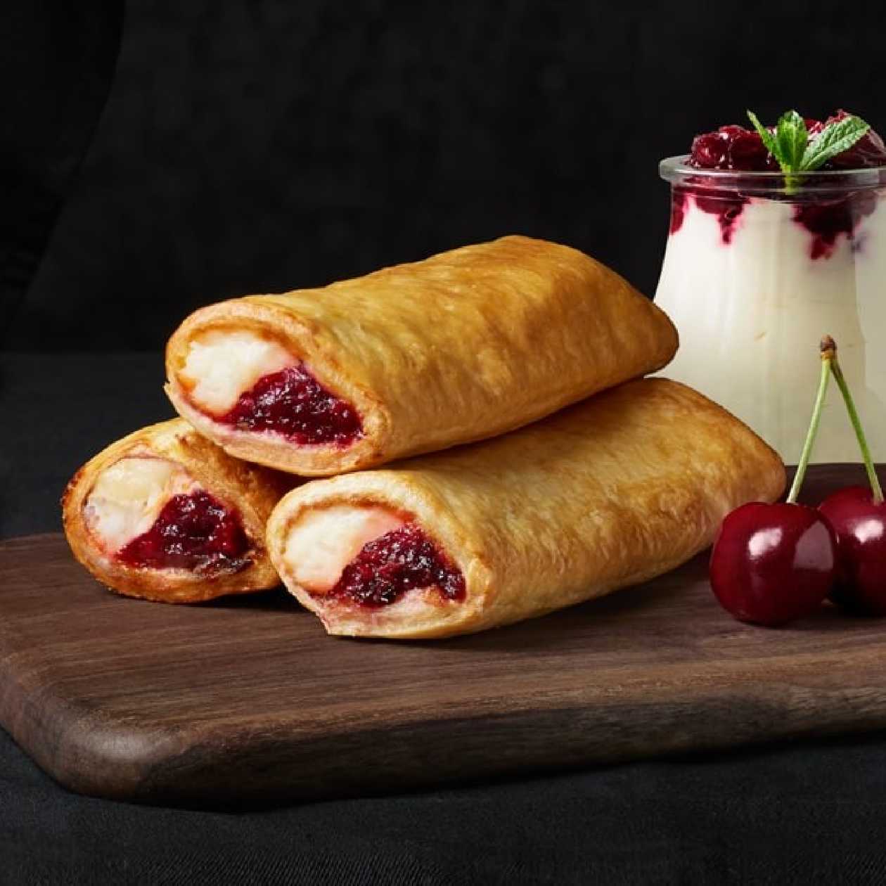 Ștrudel LUCA cu umplutură de vișine și iaurt