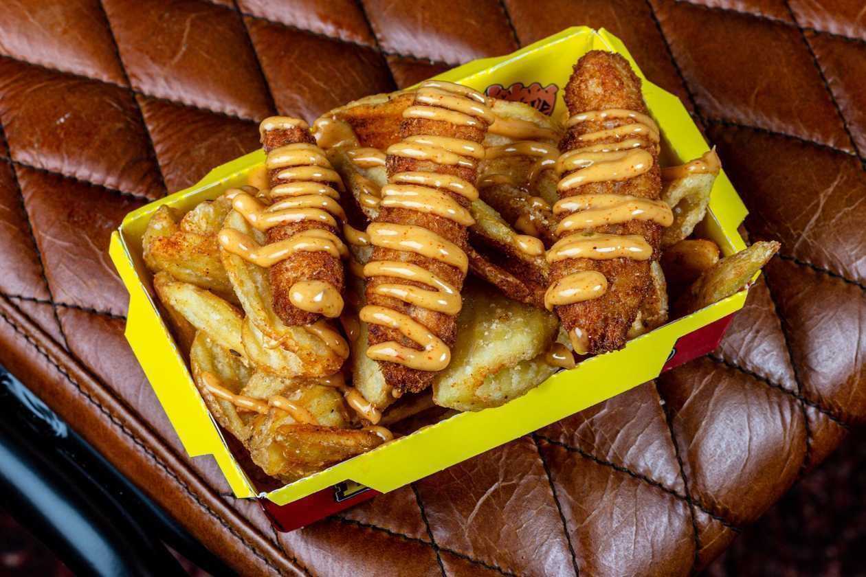 Картофель фри с хрустящей курицей и лаймовым соусом