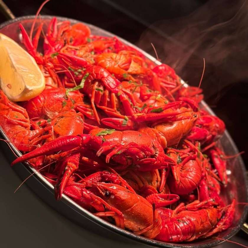 Raci fierți cu mărar și usturoi