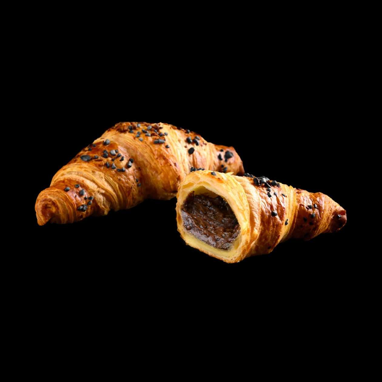 Croissant LUCA cu umplutura de cacao și alune de pădure, fulgi de ciocolata