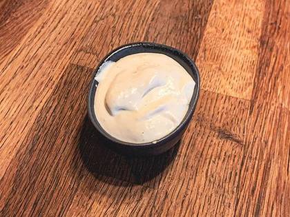 Domáci smotanovo-cesnakový dresing