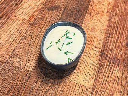 Domáci jogurtovo-pažítkový dresing s citrónovou šťavou