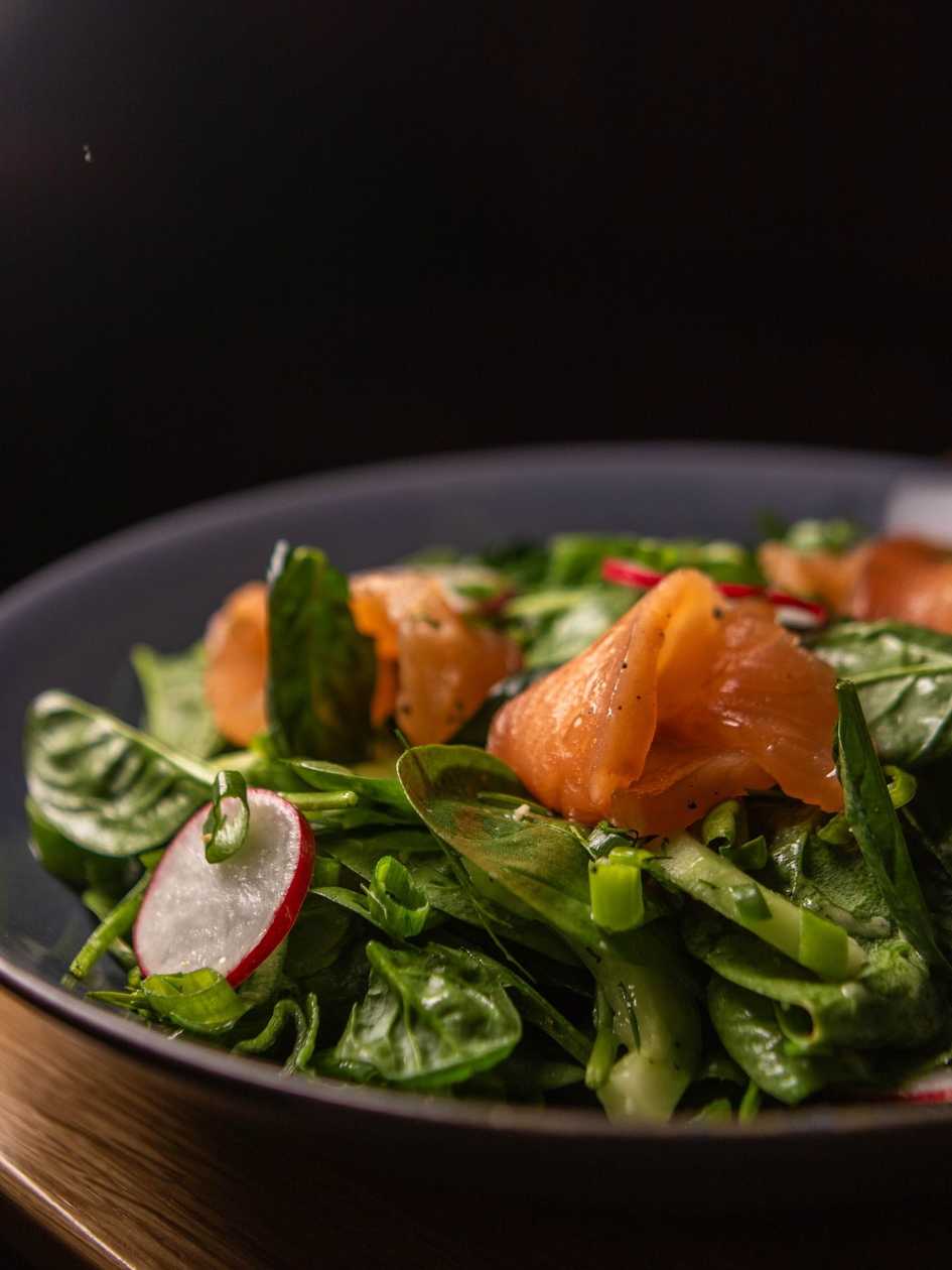 Sūdytos lašišos salotos