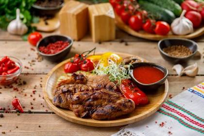 Ceafă de porc cu legume la grătar