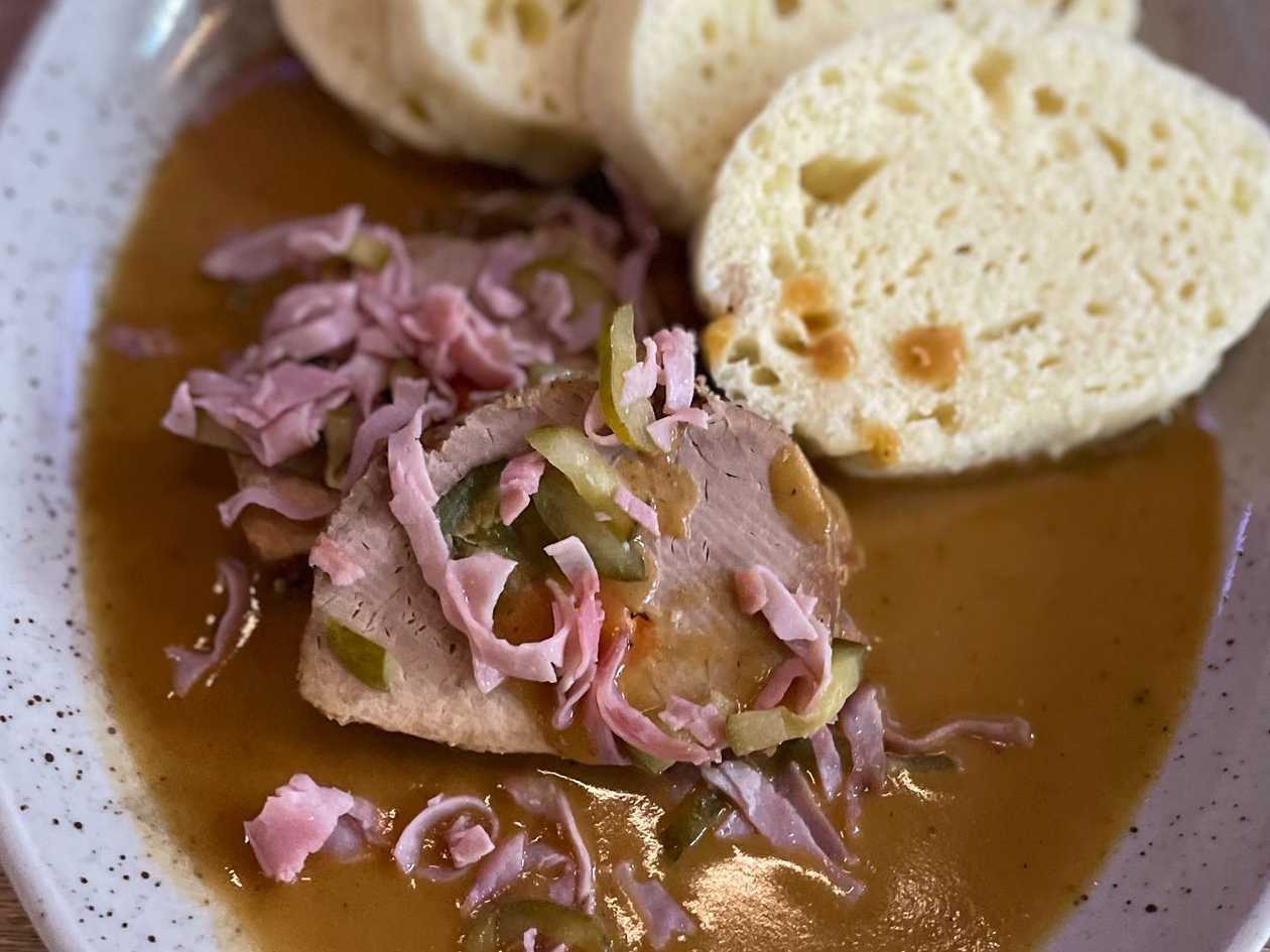 2. )Hamburská vepřová kýta na smetaně, houskový knedlík