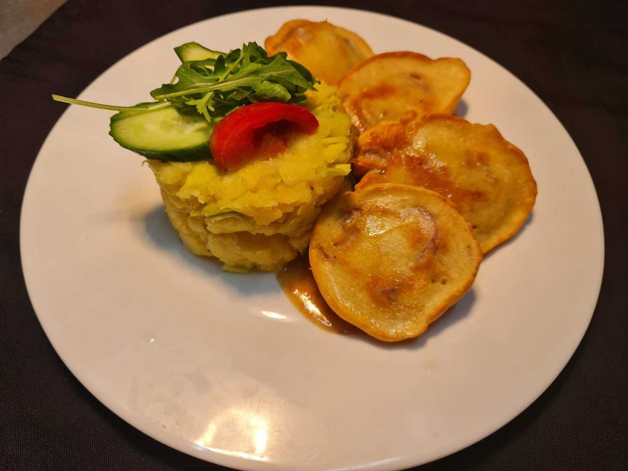 Pork tenderloin in egg, mashed potatoes + soup