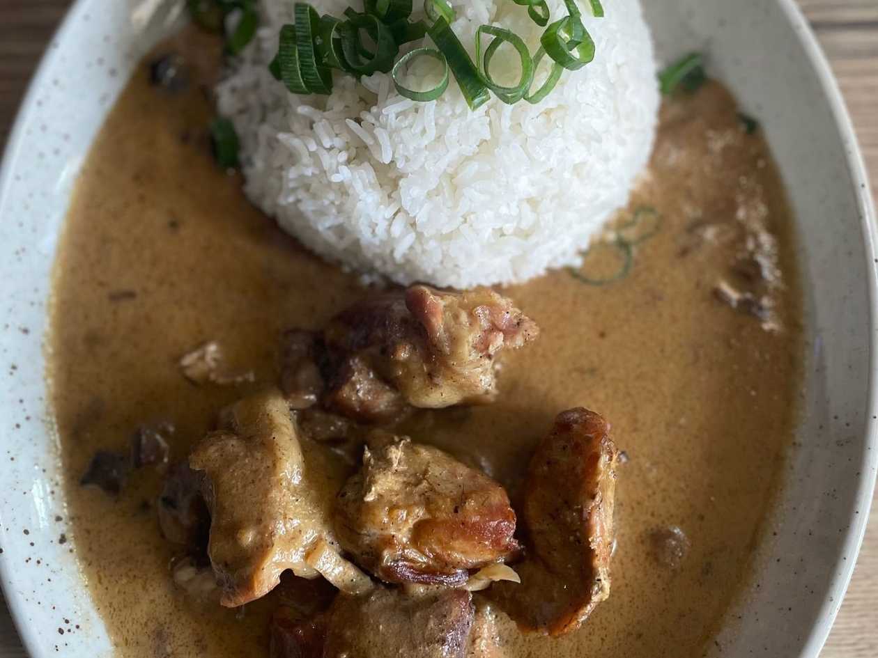 3,) Vepřové kostky na houbách ,jasmínová rýže s jarní cibulkou