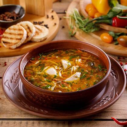 Zeamă cu Tăiței și Carne de Pui