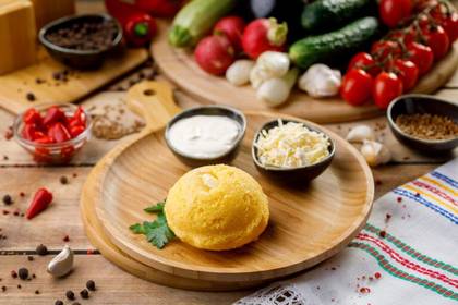 Mamăligă cu brânză și smântână