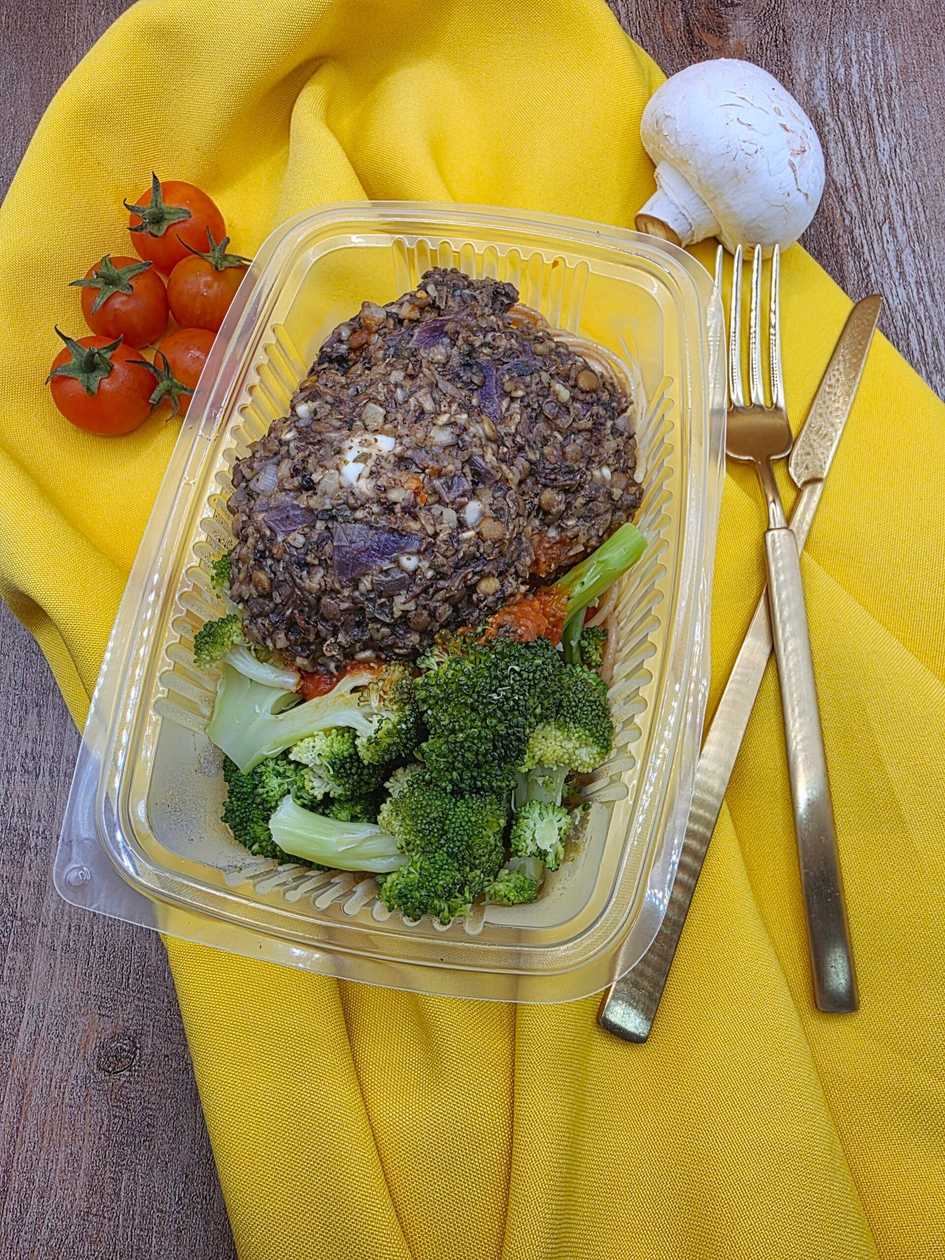 Almôndegas de lentilhas e cogumelos com esparguete, molho de tomate e brócolos (vegetariano)