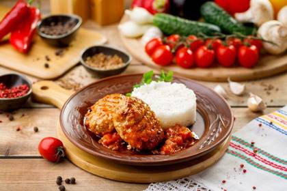 Pârjoale porc în sos roșu orez