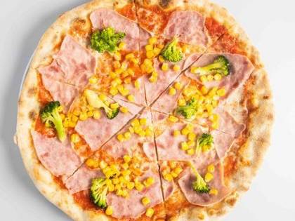 PIZZA WITH PROSCIUTTO AND BROCCOLI