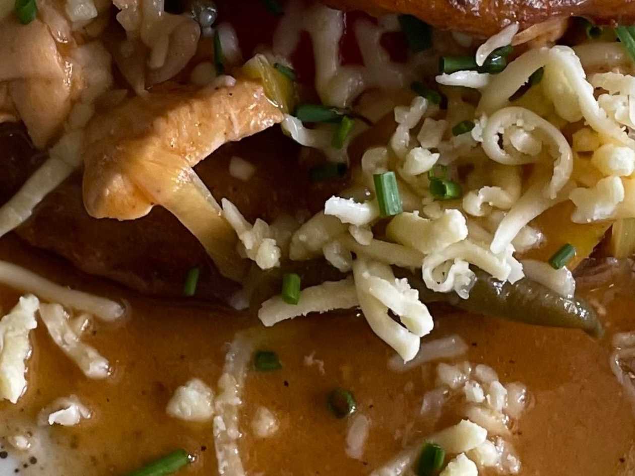 1.) Lehce pikantní masová směs sypaná sýrem, podáváme se smaženými hranolkami