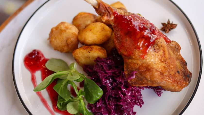 Udo z gęsi z sosem winno-żurawinowym