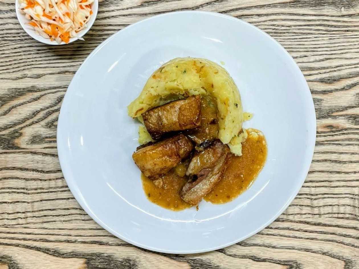 Srbské vepřové rizoto sypané sýrem, okurka