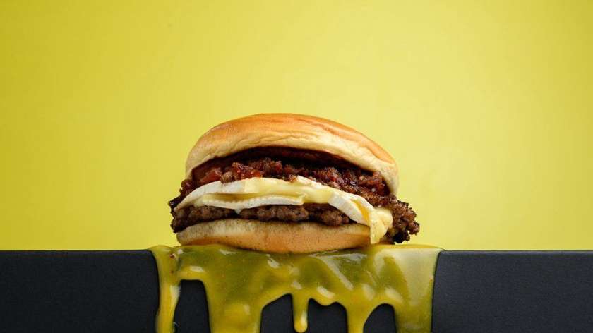 6. Brie n Bacon Burger 🍔💛