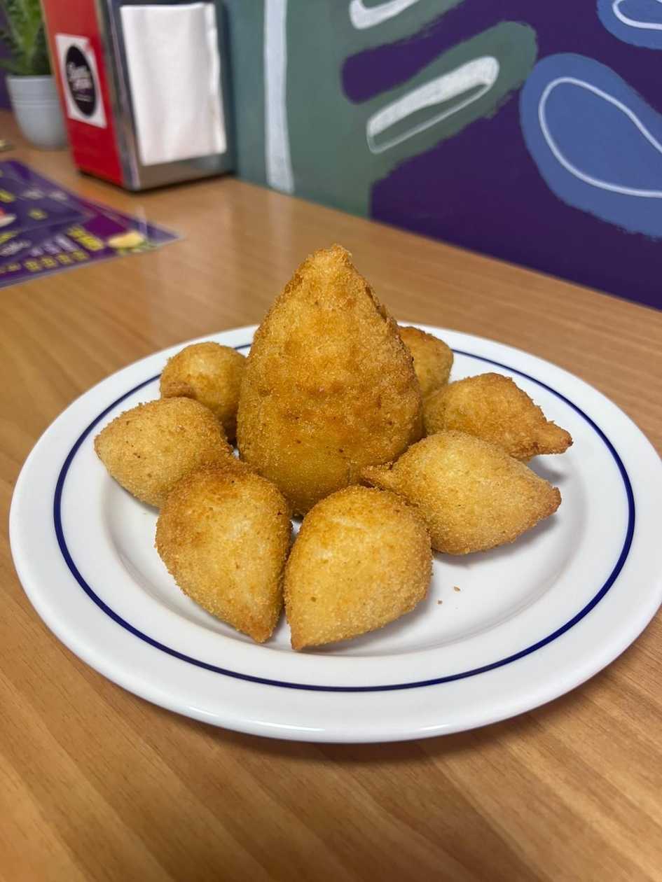 Combo: 10 Mini Coxinhas + 2 Large Coxinhas