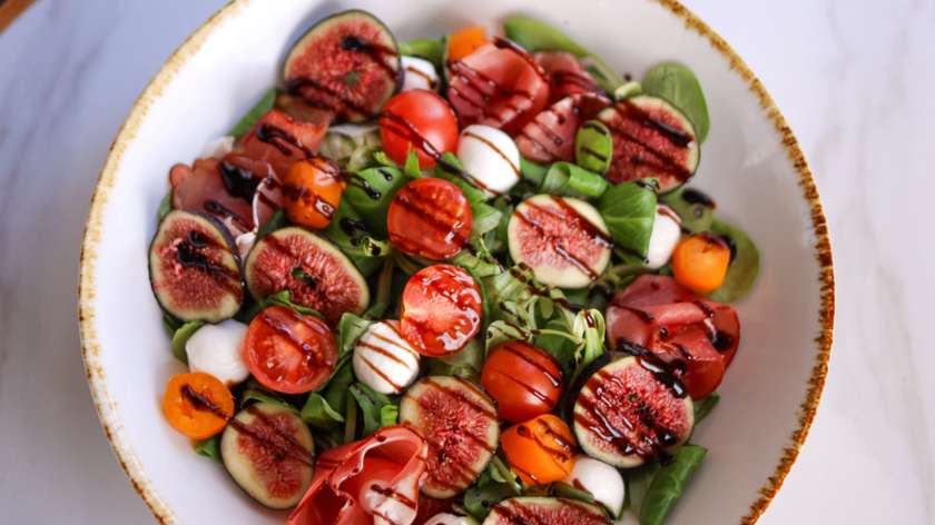 Sałatka z figą i szynką parmeńską