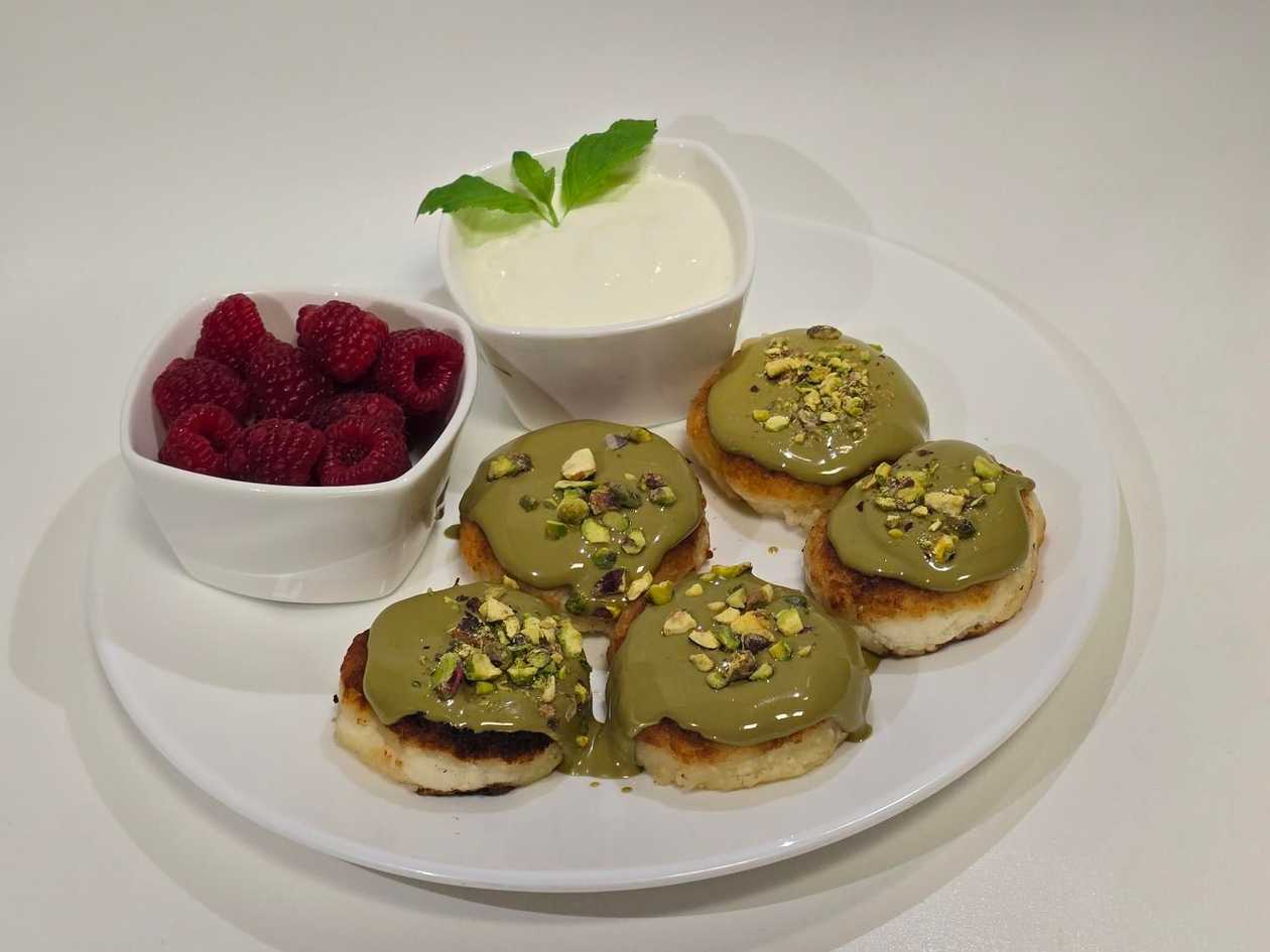 Syrniczki z pistacją i malinami 5 szt.
