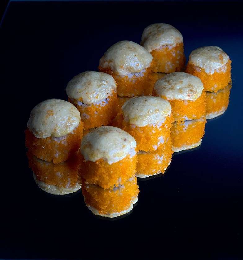 Zapiekany Roll z Krewetką i Łososiem w Kawiorze 8 szt