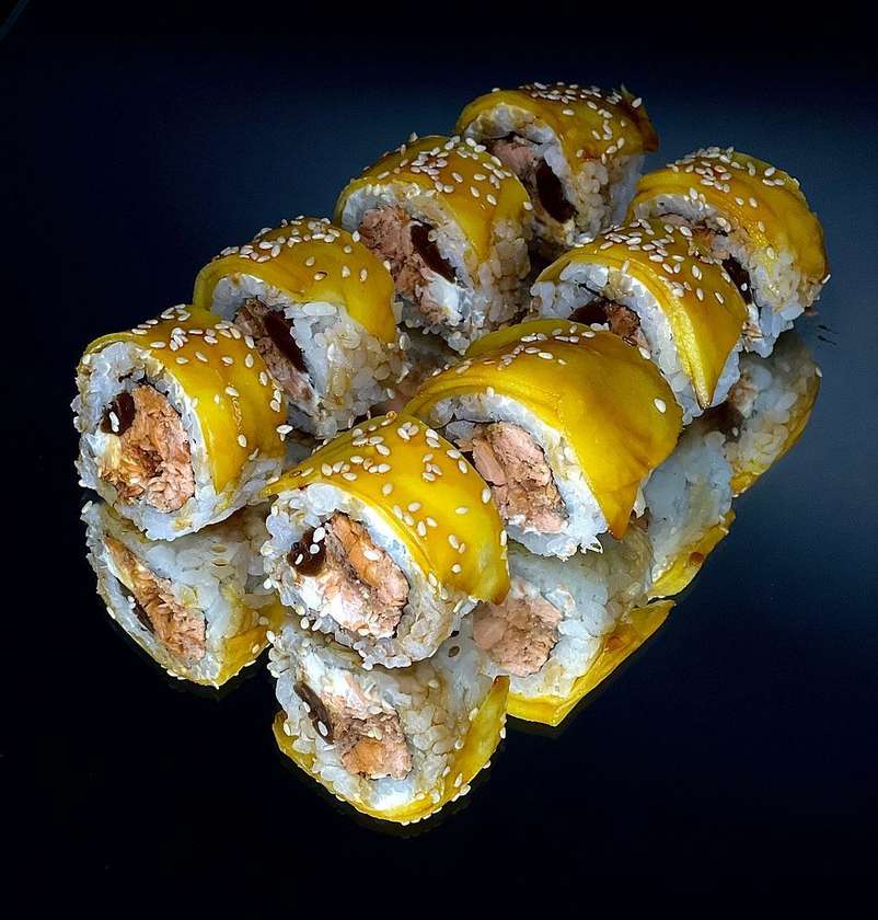 Uramaki Pieczony Łosoś Owijany Mango