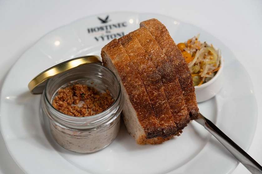 Kachní pomazánka, bylinky, kmín, kyselá zelenina