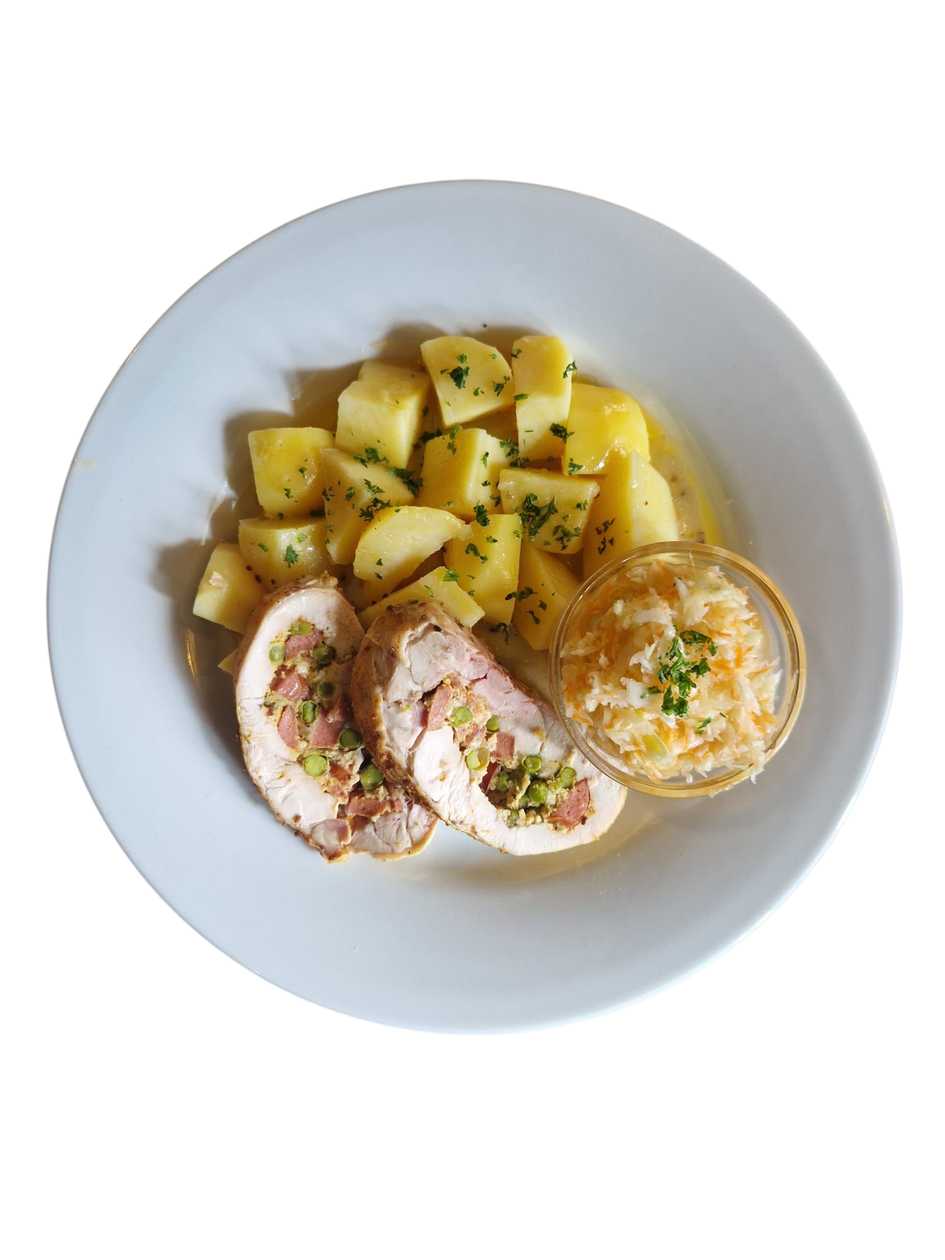 3. Kuřecí roláda, vařený brambor, zelný salát