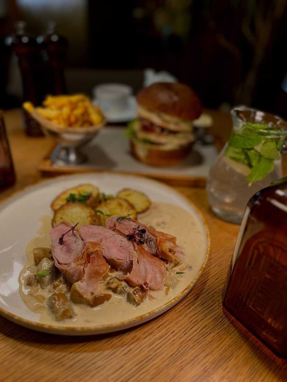 Bravčová panenka v prosciutte s grilovanými zemiakmi a dubákovo-smotanovou omáčkou