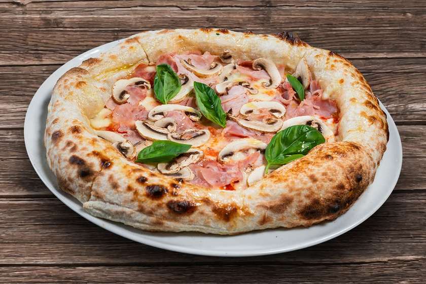 Pizza prosciutto fungi