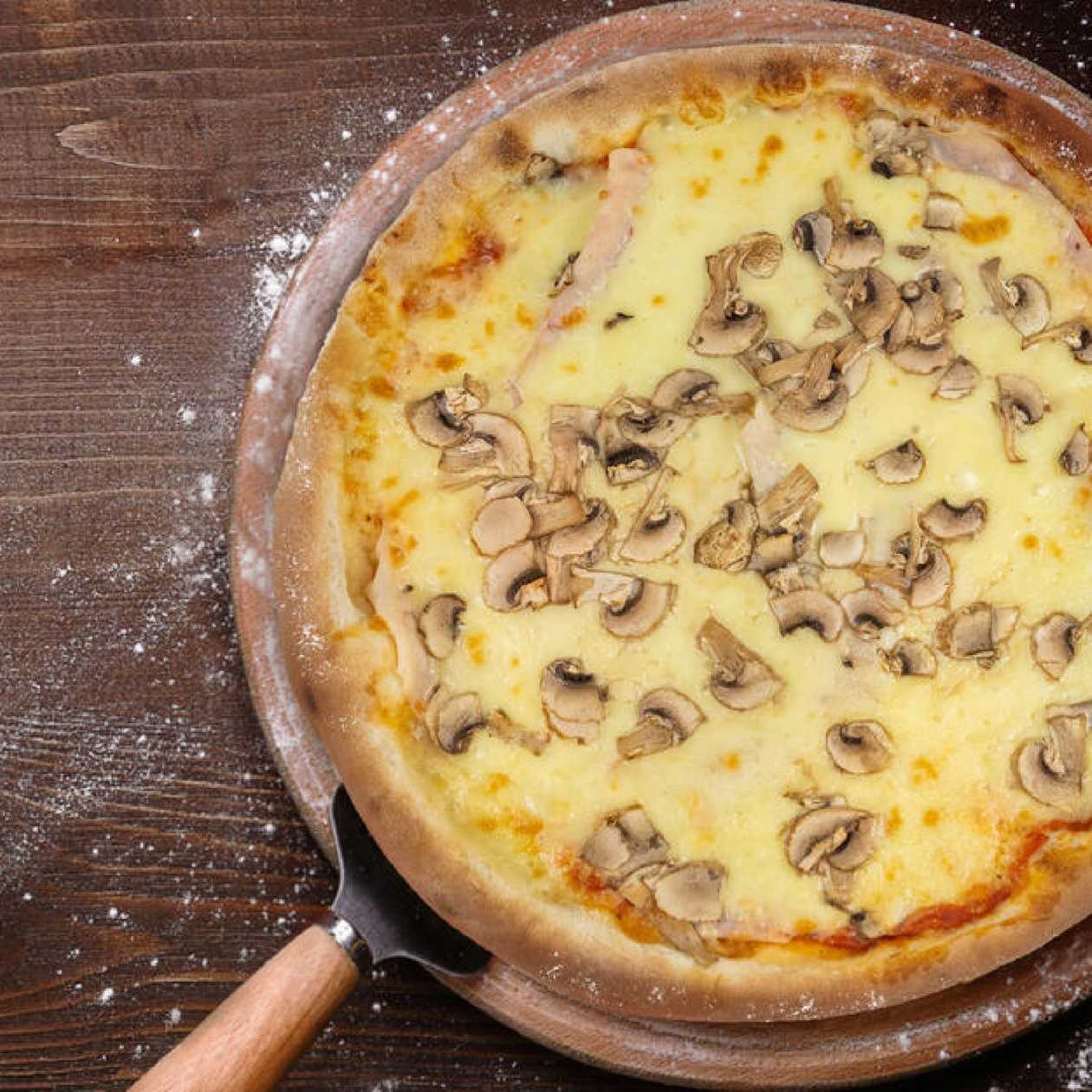 Pizza Prosciutto e Funghi