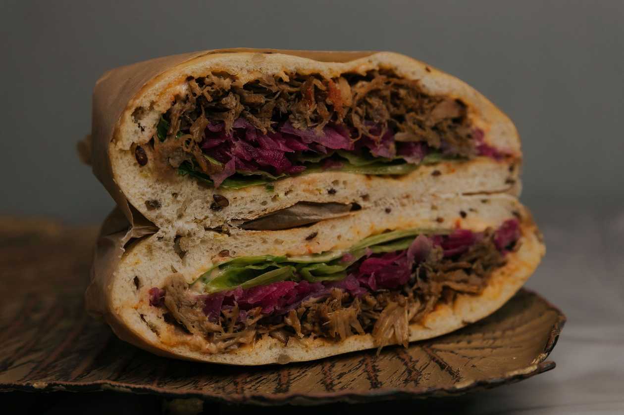 NEW! Sandwich with pulled duck and pickled red cabbage