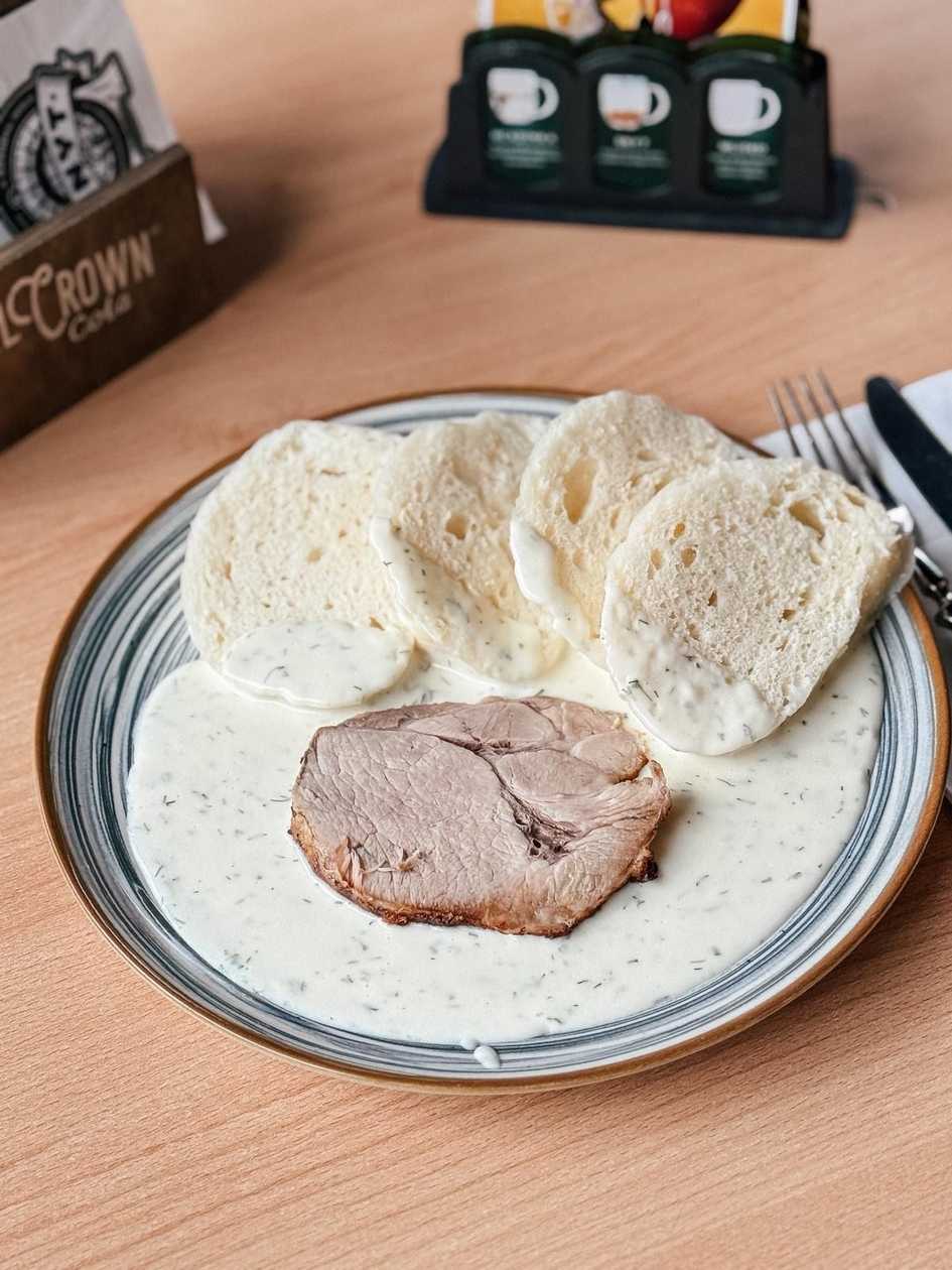 Marinovaná krkovička, kôprová omáčka, parená knedľa