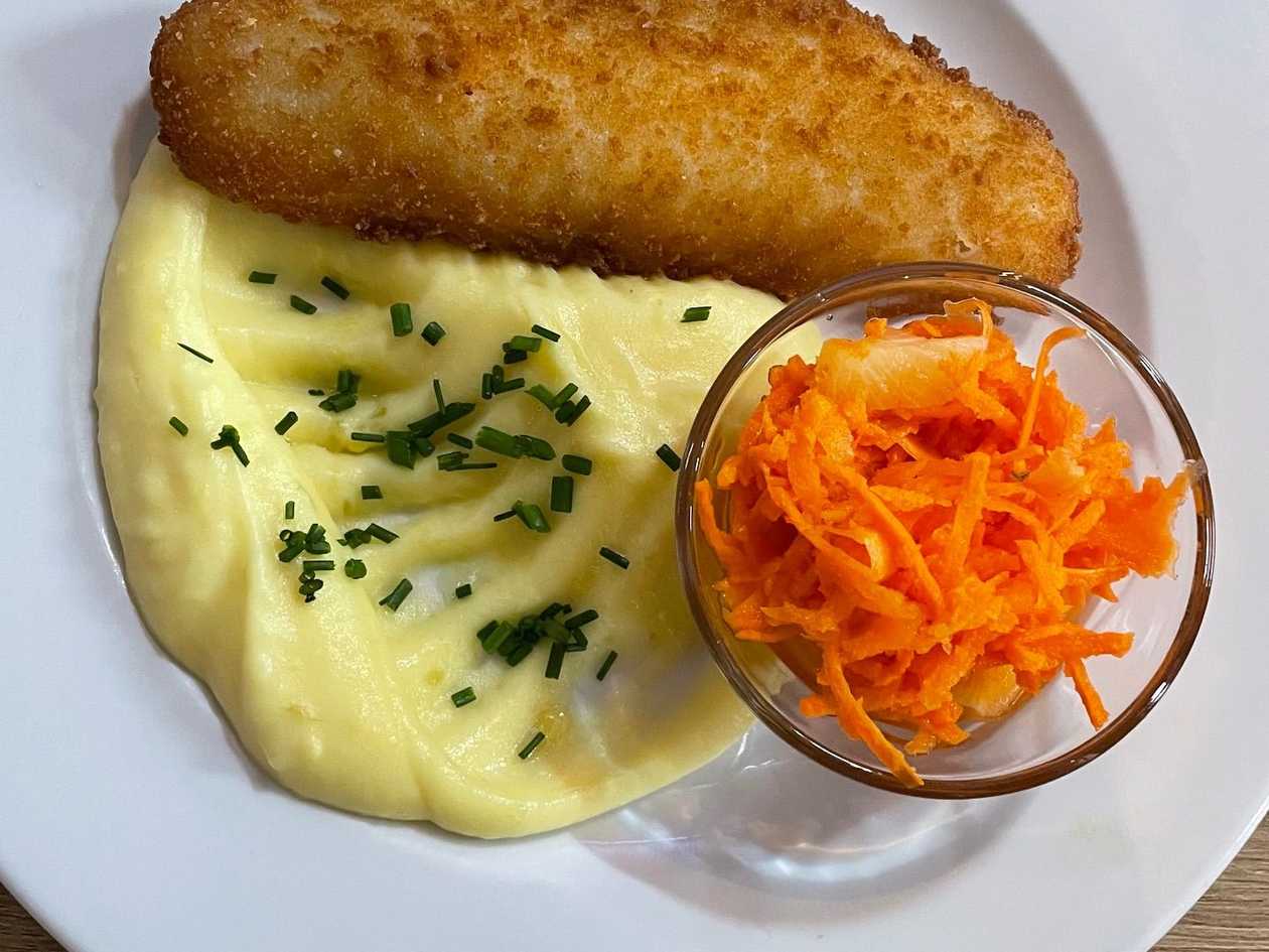 1.)Smažená obalovaná treska podávaná s bramborovou kaší a mrkvovým salátkem s ananasem